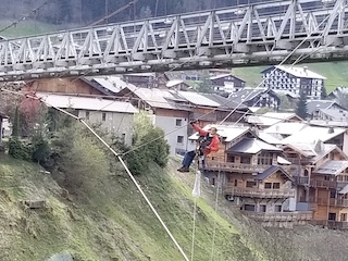 Descente du cordiste le long des aiguilles de contreventement