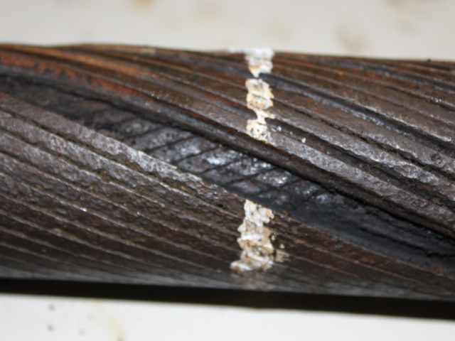 1ere couche de fils Z matée par la corrosion en fond de gorge